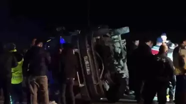 Otomobille minibüs çarpıştı: 2 ölü, 12 yaralı