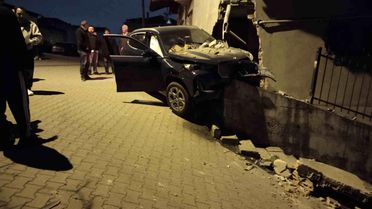 Kontrolden çıkan otomobil, yıktığı istinat duvarında asılı kaldı