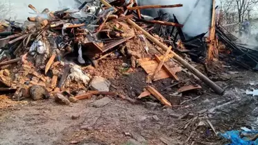 Bolu'da iki katlı ahşap ev ve ahır alev alev yandı