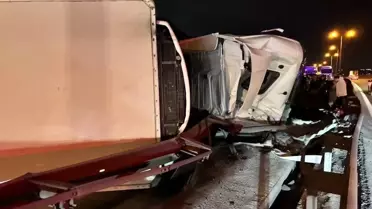 Büyükçekmece'de Tır Devrildi, Trafik Kilitlendi