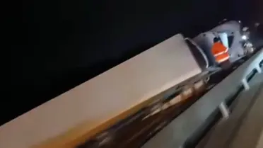 Büyükçekmece'de TIR Devrildi, Trafik Yoğunlaştı