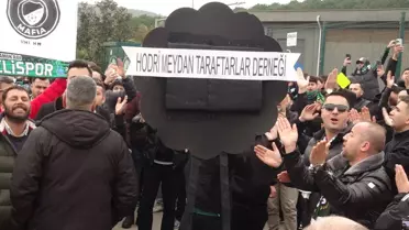 Görülmemiş tepki! Kocaelispor taraftarları, TFF binasının önüne siyah çelenk bıraktı