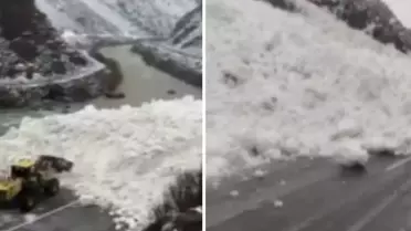 Hakkâri-Çukurca kara yoluna çığ düştü! Sürücüler yolda kaldı