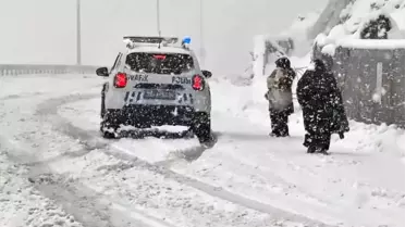 Hakkari'de Minibüs Kar Yağışında Mahsur Kaldı