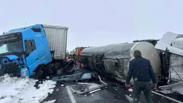 Kars’ta Zift Yüklü Tanker Devrildi: 2 Yaralı