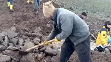 Siverek'te Mahalleliler Sulama Göletini Onardı