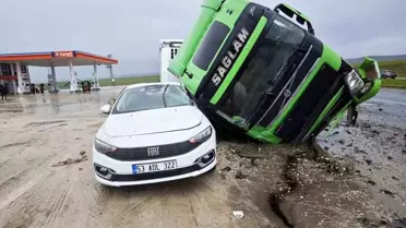 Diyarbakır'da Tır Devrildi, Yaralı Yok