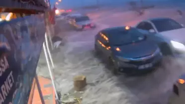 Hatay'da kuvvetli fırtınayla deniz taştı, iş yerleri zarar gördü