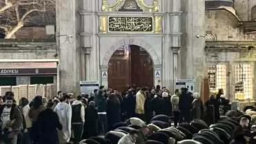 Kadir Gecesi'nde Eyüpsultan Camii'ne Yoğun İlgi