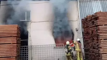 İnegöl'de Kereste Deposunda Yangın