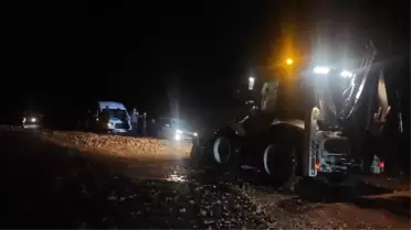 Heyelan Yol Kapatıp Araçları Mahsur Bıraktı