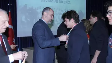 Üniversitelerarası Futbol Müsabakalarında Dereceye Girenler Ödüllerini Aldı