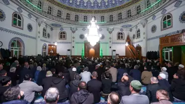 Canik'te binler Kadir Gecesi'nde ellerini semaya açtı