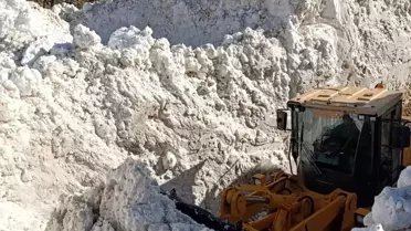 Çatak'ta Çığ Nedeniyle Yol Kapandı