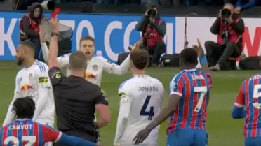 Dünyanın en iyi liginde inanılmaz olay! Türkiye'de olsa maç yarıda kalır