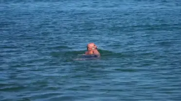 Kışın Soğuk Sularında Yüzüyor