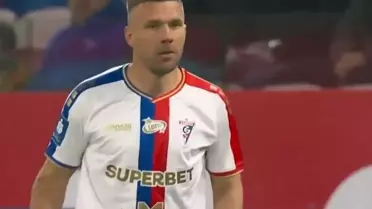 Maça girdi, 2 dakikada rakibini yumruklayıp çıktı