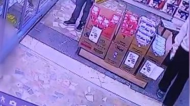 İki çocuğun marketten tereyağı çaldığı anlar kamerada