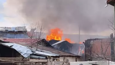 Bolu'da Yangın: 2 Katlı Ev Yandı
