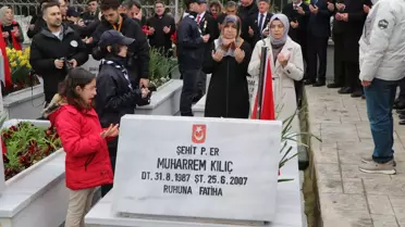 Elif, hiç görmediği şehit dayısının fotoğrafını öpüp, defalarca okşadı