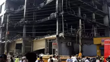 Hindistan'da çok katlı binada çıkan yangında 7 kişi öldü