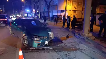 İnegöl'de Otomobil Direğe Çarptı: 3 Yaralı