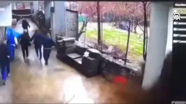 Şırnak'ta selden vatandaşların son anda kurtulmaları güvenlik kamerasınca kaydedildi