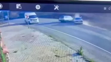 Virajda iki otomobil birbirine girdi: 1 ölü, 1 yaralı