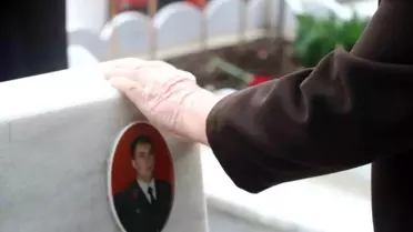 Arefe gününde Cebeci Askeri Şehitliği'ni ziyaret eden aileler şehitlerin kabirleri başında dua etti