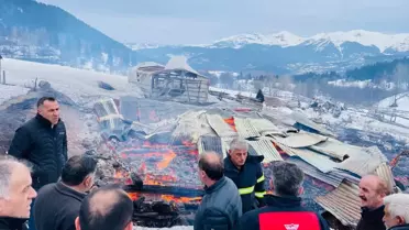 Şavşat'ta Yangın: Ahşap Ev ve Ahırlar Yandı