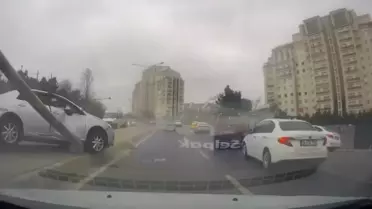 Ataşehir'de Kaza: Aydınlatma Direği Devrildi