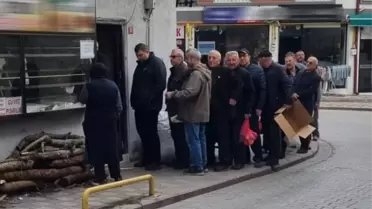 Tavşanlı'da Bayram İçin Lokum Kuyruğu