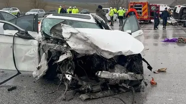 Otomobil, hafif ticari araca çarptı: Baba ve oğlu öldü, 4 yaralı
