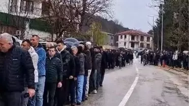 60 Yıllık Bayram geleneği: 1 kilometrelik bayramlaşma kuyruğu