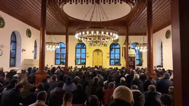 700 yıllık Orhan Camii'nde bayram coşkusu