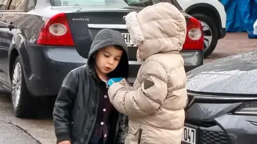 Bayram namazında çocuklara harçlık sürprizi