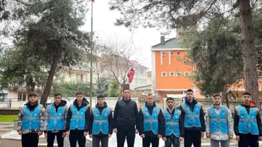 Bursa'da öğrencilerden şehit kabirlerine bayram temizliği