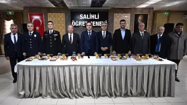 Salihli'de protokol ve vatandaşlar bayramlaştı