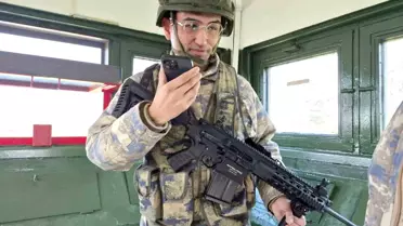 Telefondan annesiyle bayramlaşan Mehmetçik'in duygu dolu anları