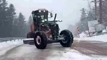 Uludağ'da bayramda kar sürprizi: Yollar beyaza büründü, ekipler seferber oldu