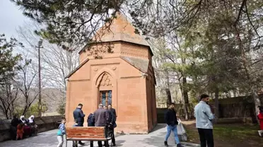Ahlat'ta Abdurrahman Gazi Türbesi Bayramda Ziyaretçi Akınına Uğradı