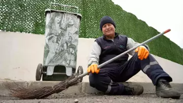 Çöpçüler Kralı'nda Kemal Sunal için mikrofon olan süpürge, onun elinde kaleme dönüştü