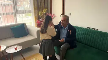 Depremzede Eroğlu ailesi yeni evlerinde ilk bayram sevincini yaşadı