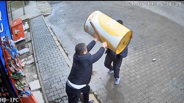 Tekel Bayisinde Taşlı Sopalı Kavga