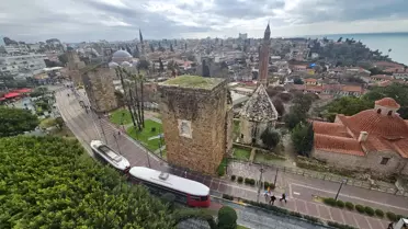 Tarihi Kale Kapısı'na Tel Örgü Önlem