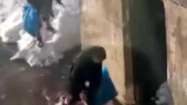 Yüksekova'da çocukların sular altında kalan yollarda şeker mesaisi