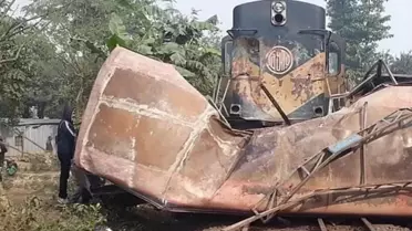 Bangladeş'te tren ve otobüs çarpıştı:12 ölü