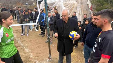 Başkan Arslan, Çamlıbel'de Voleybol Turnuvasına katıldı