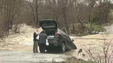 Çanakkale'de sağanak etkili oldu; 1 köy yolu kapandı, 1 otomobil suya kapıldı