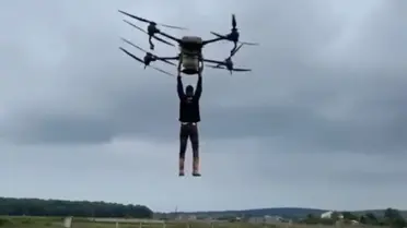 Çiftçi, İlaçlama Dronuna Tutunarak Geçiş Yaptı